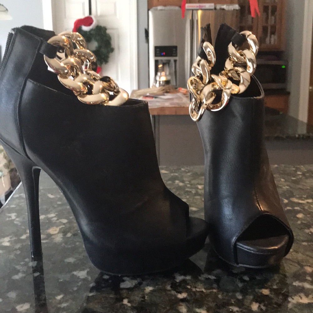 Wild diva chain detail peep toe bootie